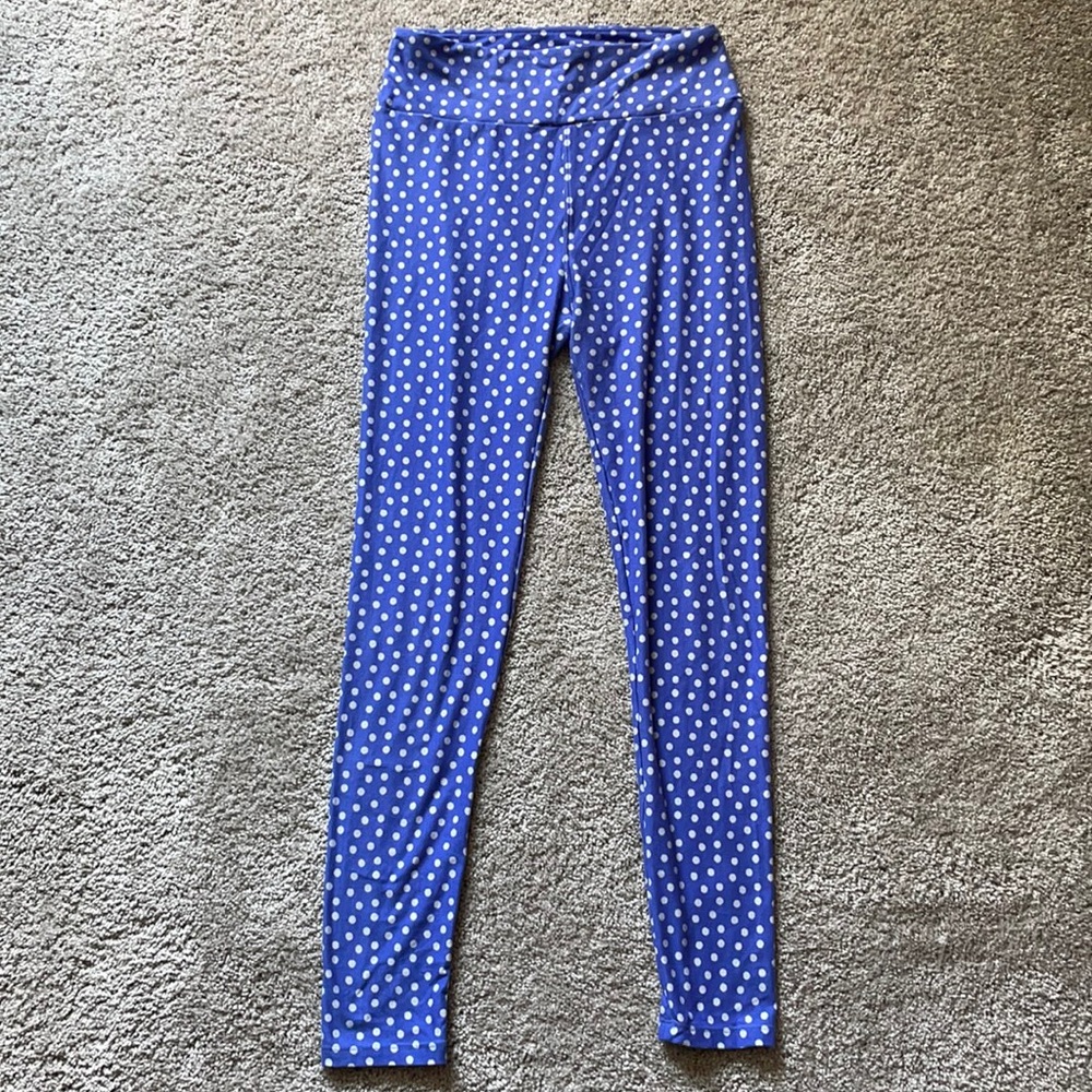 Blue and white polka dot Lularoe leggings.